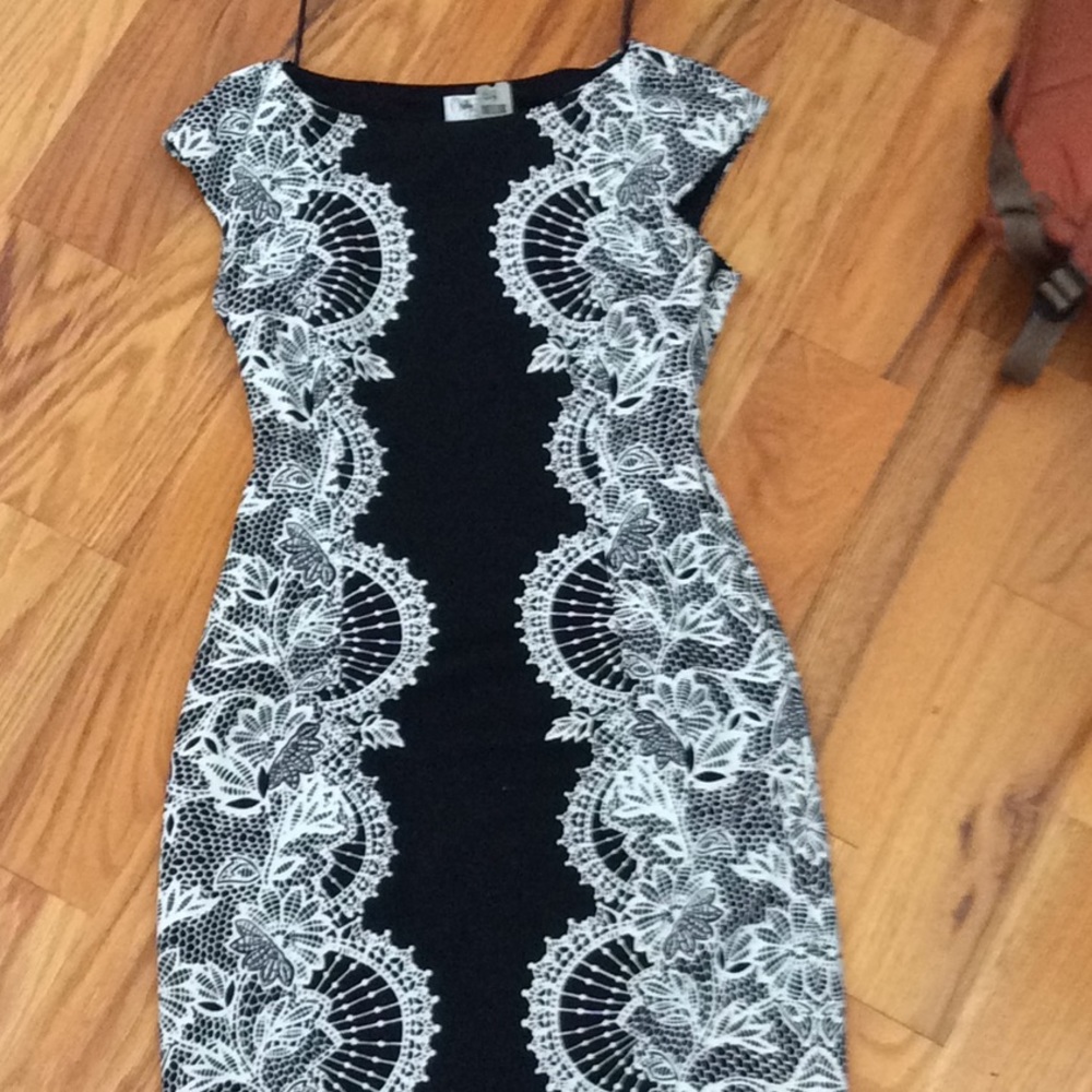 Lack and white lace print dress